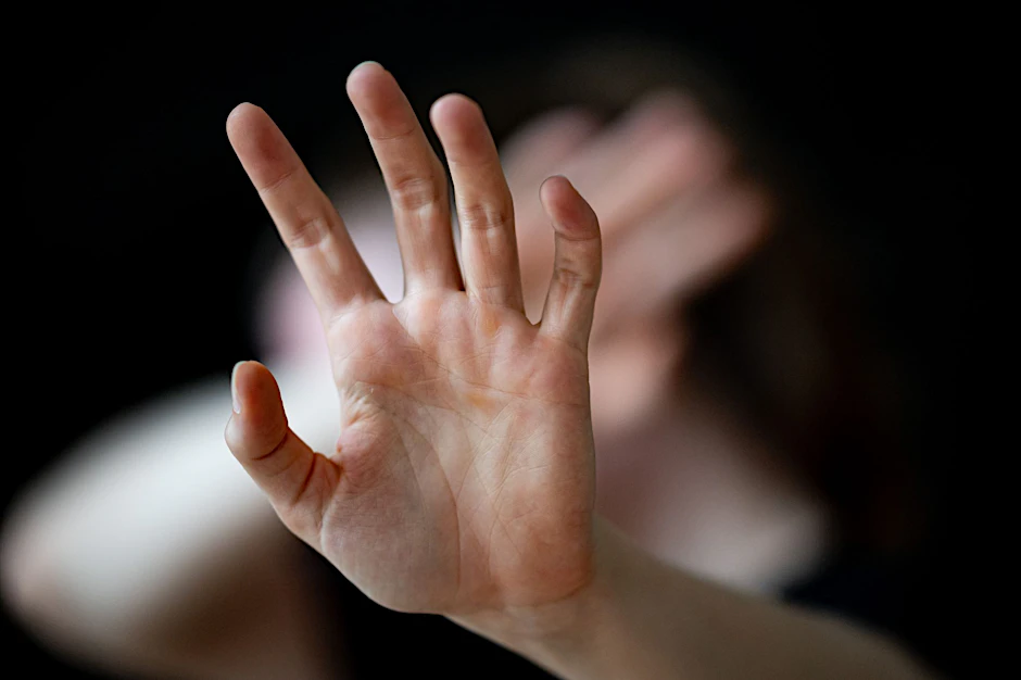 Laut dem Bundeskriminalamt erreichte die Zahl der Fälle, bei denen Mädchen anderen Mädchen Gewalt angetan haben, im Jahr 2022 einen traurigen Höhepunkt. 