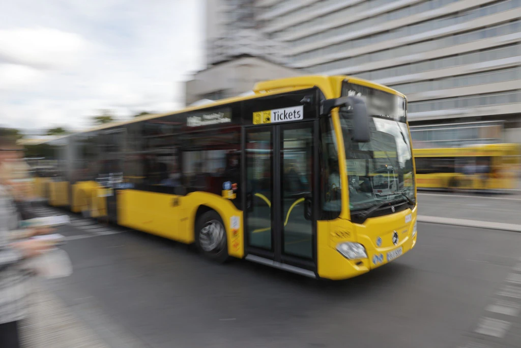 Neukölln: Unbekannter attackiert 21-Jährige im BVG-Bus