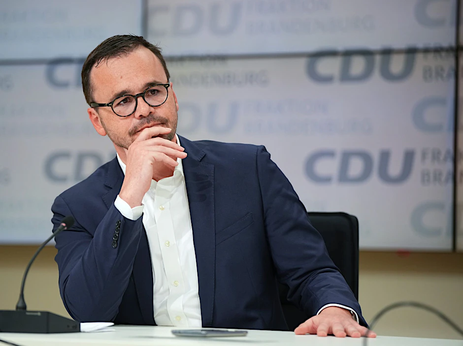 ARCHIV - Jan Redmann, Brandenburger CDU-Fraktionsvorsitzender, spricht während einer Pressekonferenz im Brandenburger Landtag.  