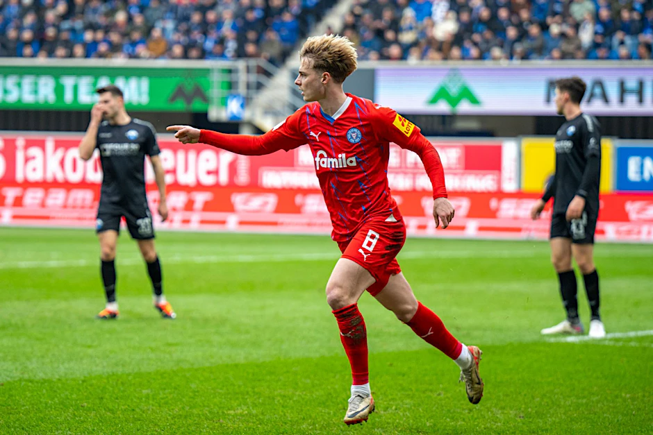 Finn Porath jubelt, nachdem er zur Kieler 1:0-Führung getroffen hat.  