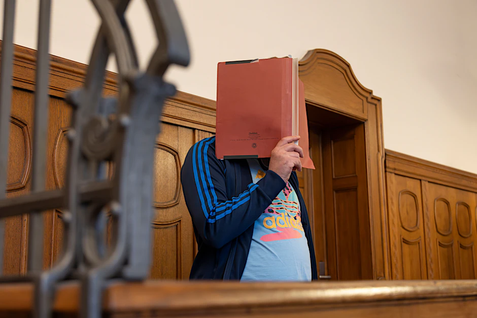 Der Angeklagte soll eine 17-Jährige in Berlin auf den Strich gezwungen haben.