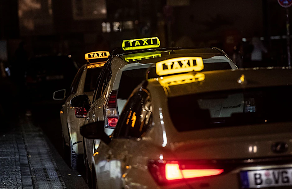 ARCHIV - Taxis stehen am Hauptbahnhof in Berlin.  