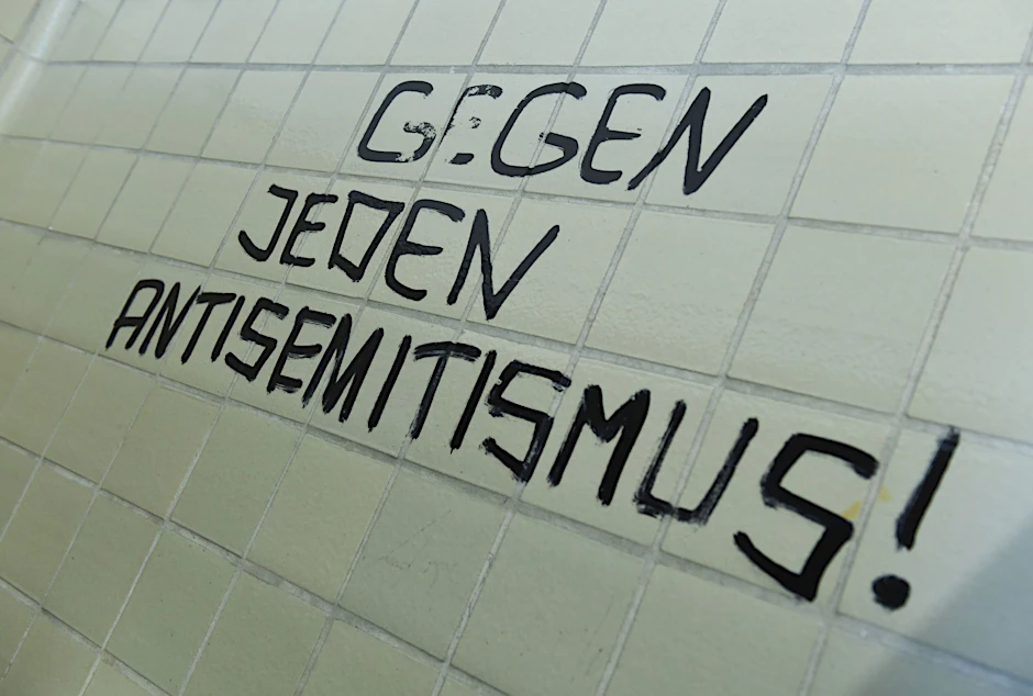 ARCHIV - Antisemitismus auch in der Kulturszene muss aus Expertensicht als gesamtgesellschaftliches Problem angegangen werden.  