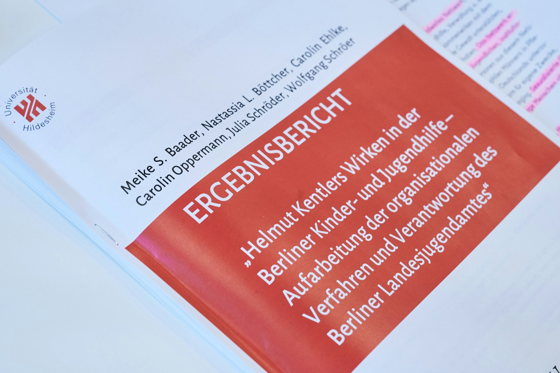 Der Ergebnisbericht des Forschungsprojekts "Helmut Kentlers Wirken in der Berliner Kinder- und Jugendhilfe - Aufarbeitung der organisationalen Verfahren und Verantwortung des Berliner Landesjugendamtes". Der Berliner Sozialpädagoge Kentler hatte Pflegekinder und -jugendliche an vorbestrafte Pädokriminelle vermittelt.&nbsp;