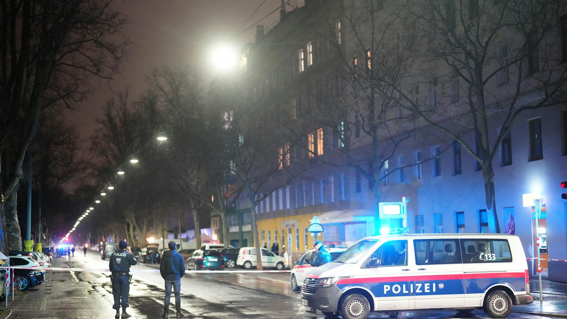 Polizisten ermitteln am Tatort. Drei Frauen sind am Freitagabend in einem Bordell in Wien-Brigittenau tot aufgefunden worden.