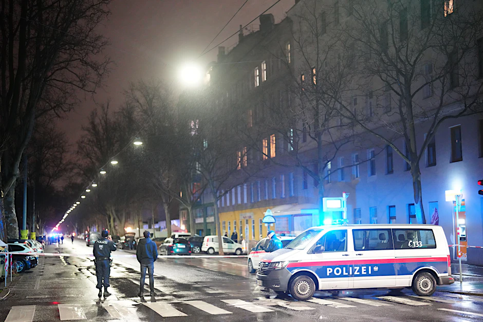 Polizisten ermitteln am Tatort. Drei Frauen soll der Täter in einem Wiener Bordell getötet haben.
