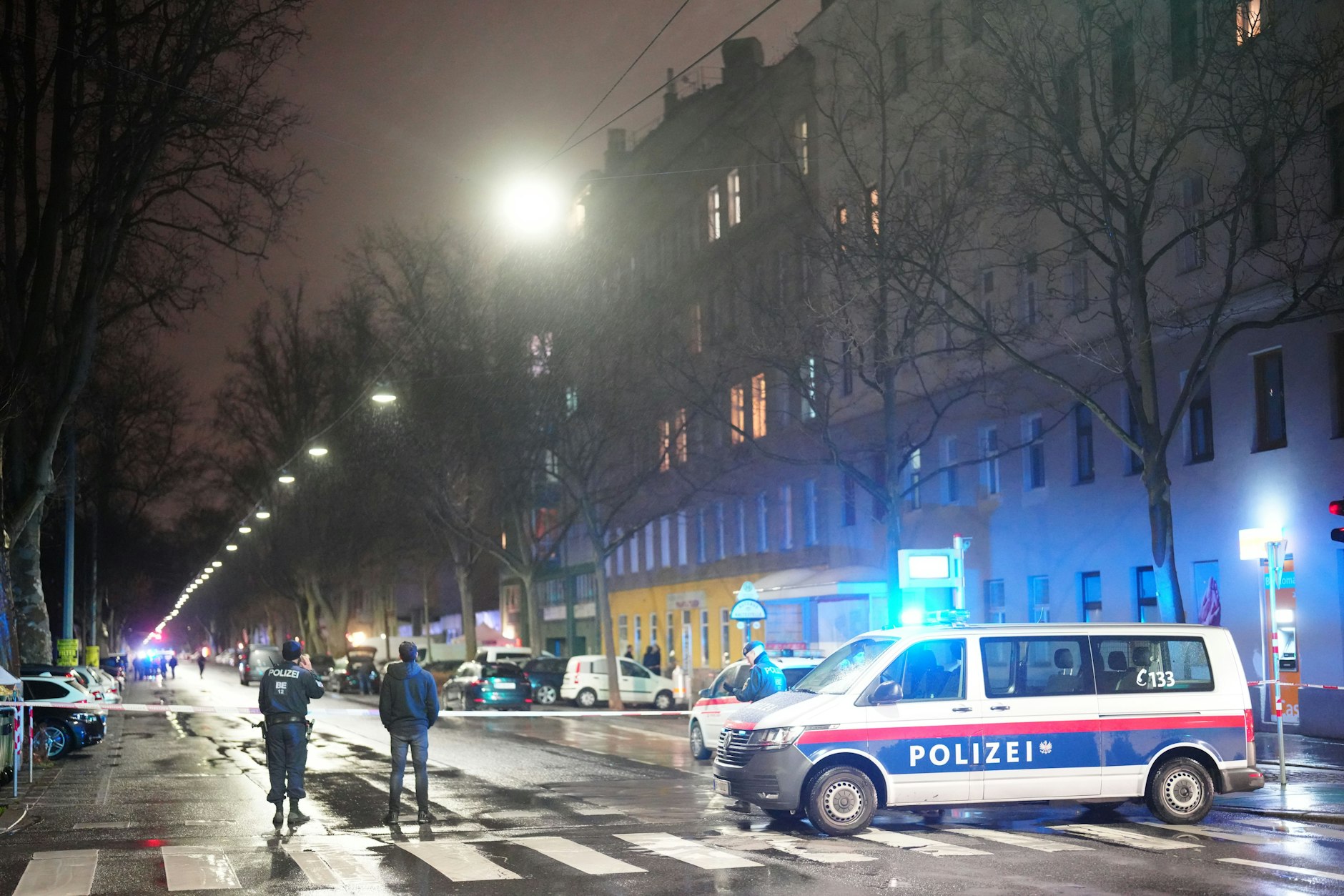 Polizisten ermitteln am Tatort. Drei Frauen soll der Täter in einem Wiener Bordell getötet haben.