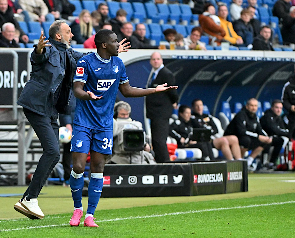 Hoffenheims Trainer Pellegrino Matarazzo (l) und sein Team konnten zuhause erneut nicht gewinnen.  