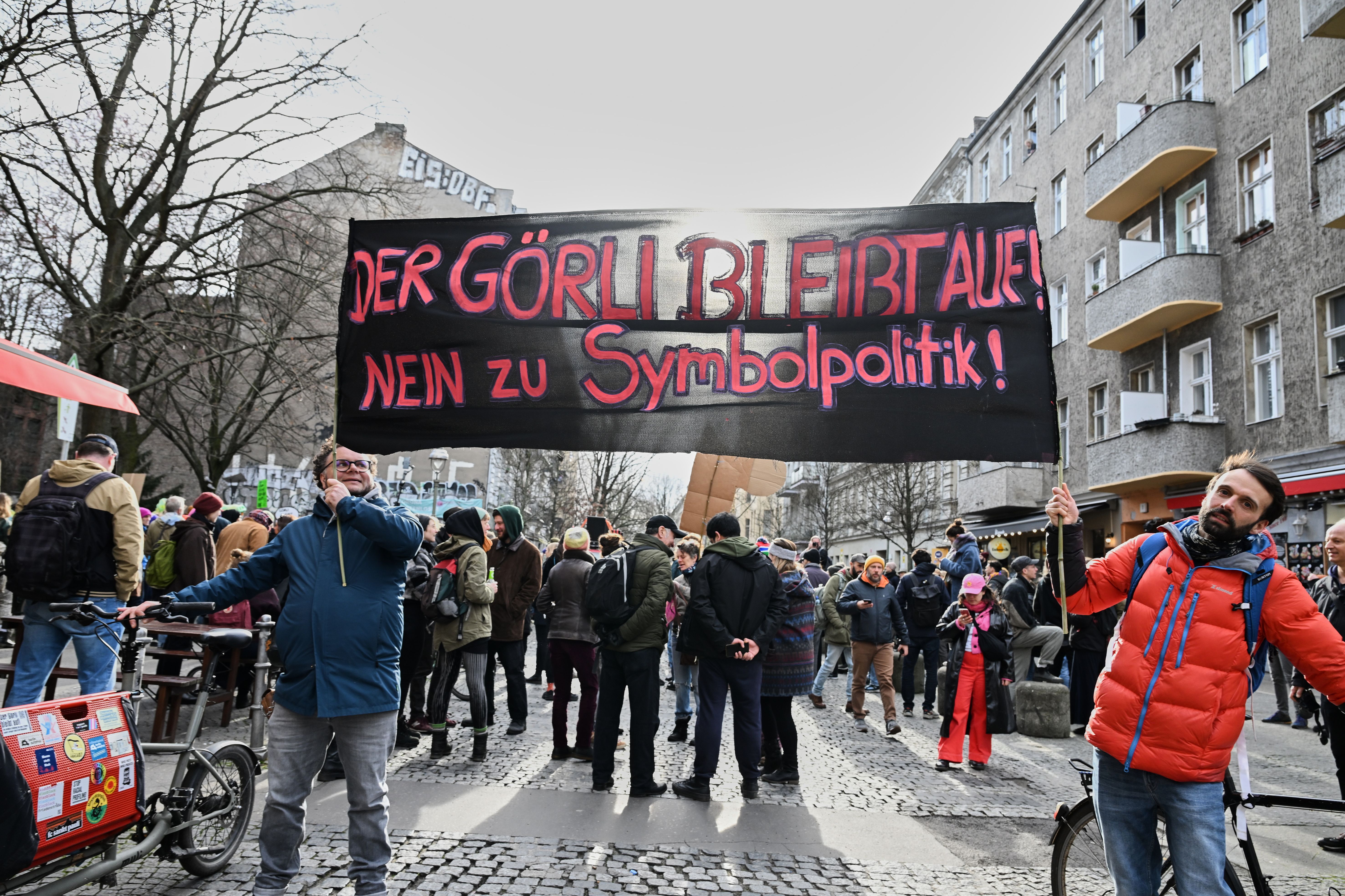 Protest In Kreuzberg: Hunderte Demonstrieren Gegen Umzäunung Des ...