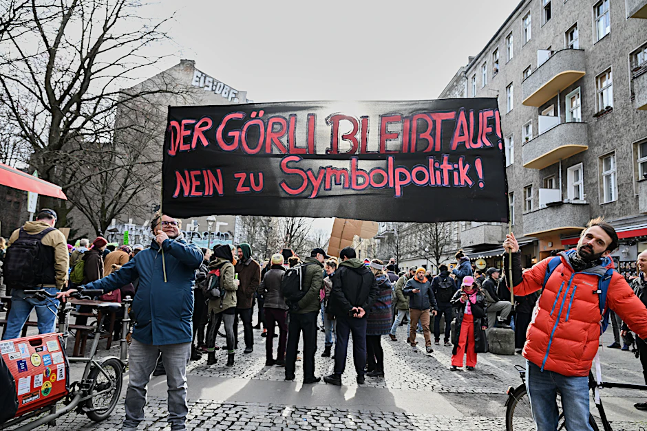 „Görli bleibt auf - Nein zur Symbolpolitik“, steht auf dem Banner, das die Teilnehmer einer Demonstration gegen eine Umzäunung und nächtliche Schließung des Görlitzer Parks zeigen.