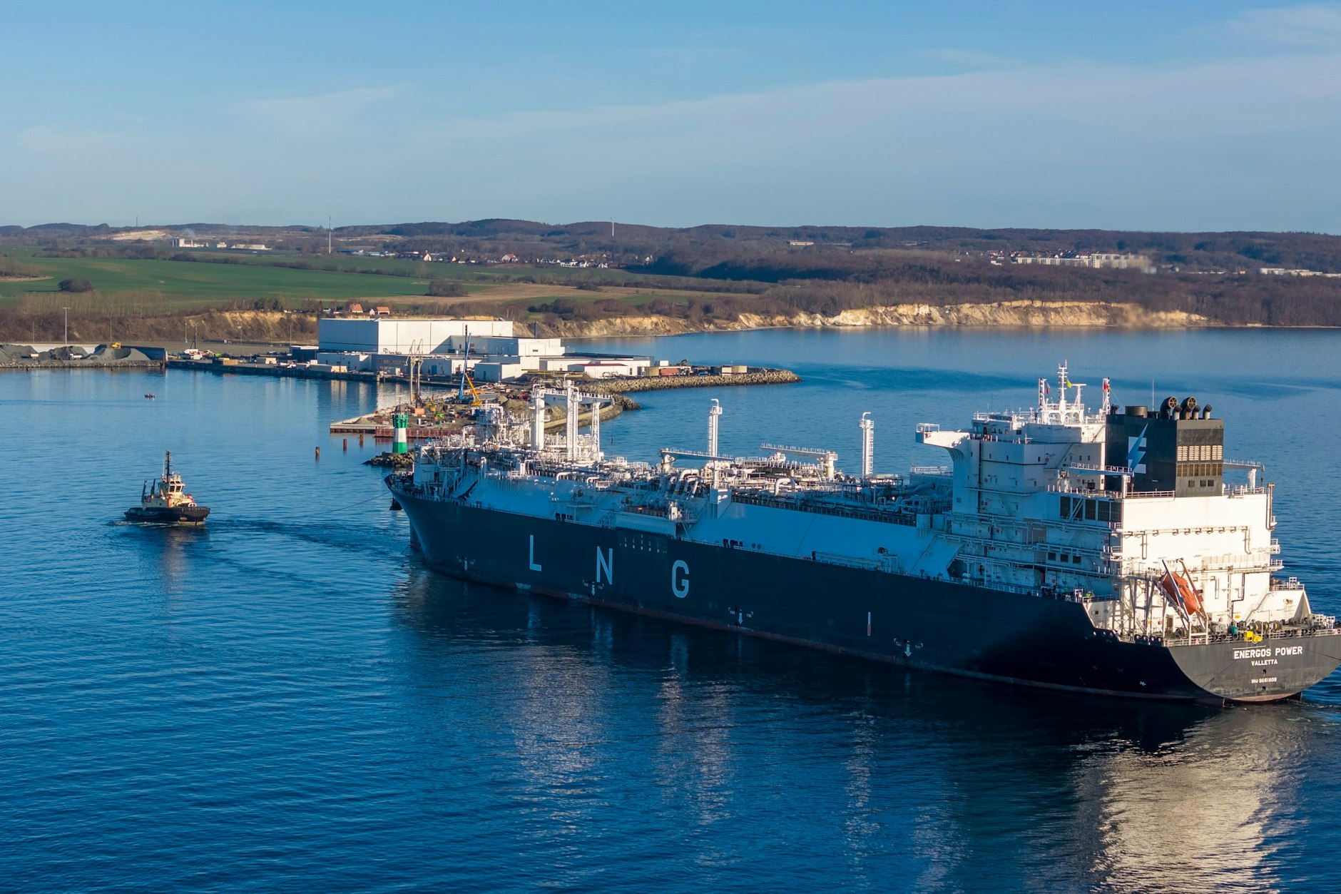 Hafen Neu Mukran: Der LNG-Tanker „Energos Power“ ist in Rügen angekommen