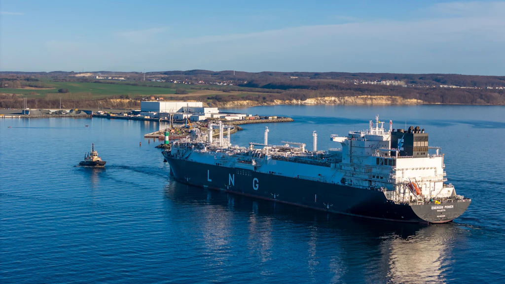 İlk LNG tankeri Rügen'e ulaştı