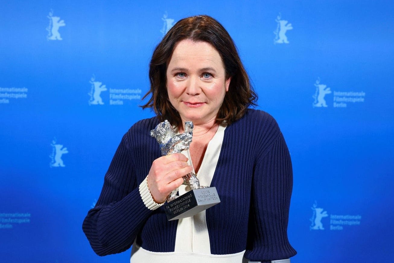 Berlinale 2024: Schauspielerin Emily Watson mit ihrem Silbernen Bären.