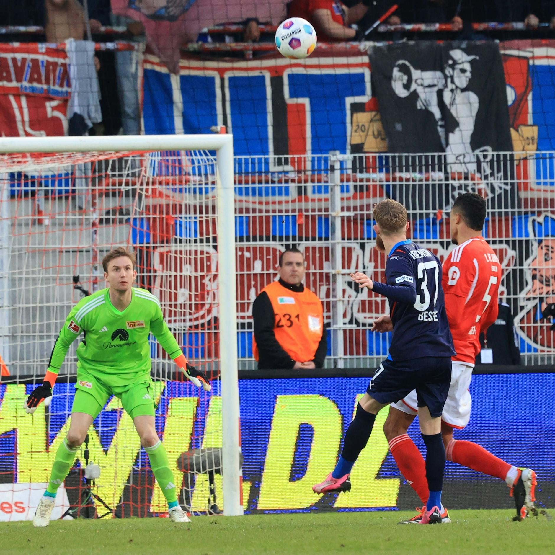Heidenheims Jan-Niklas Beste lupft den Ball über Union-Keeper Frederik Rönnow ins Tor zum 2:2. 