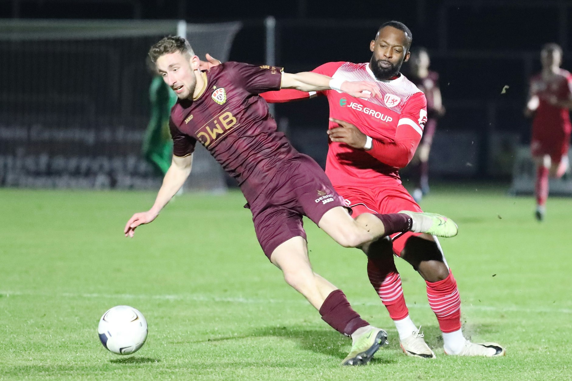 Greifswalds Manasse Eshele und Felix Meyer (l.) vom BFC Dynamo liefern sich einige Zweikämpfe.