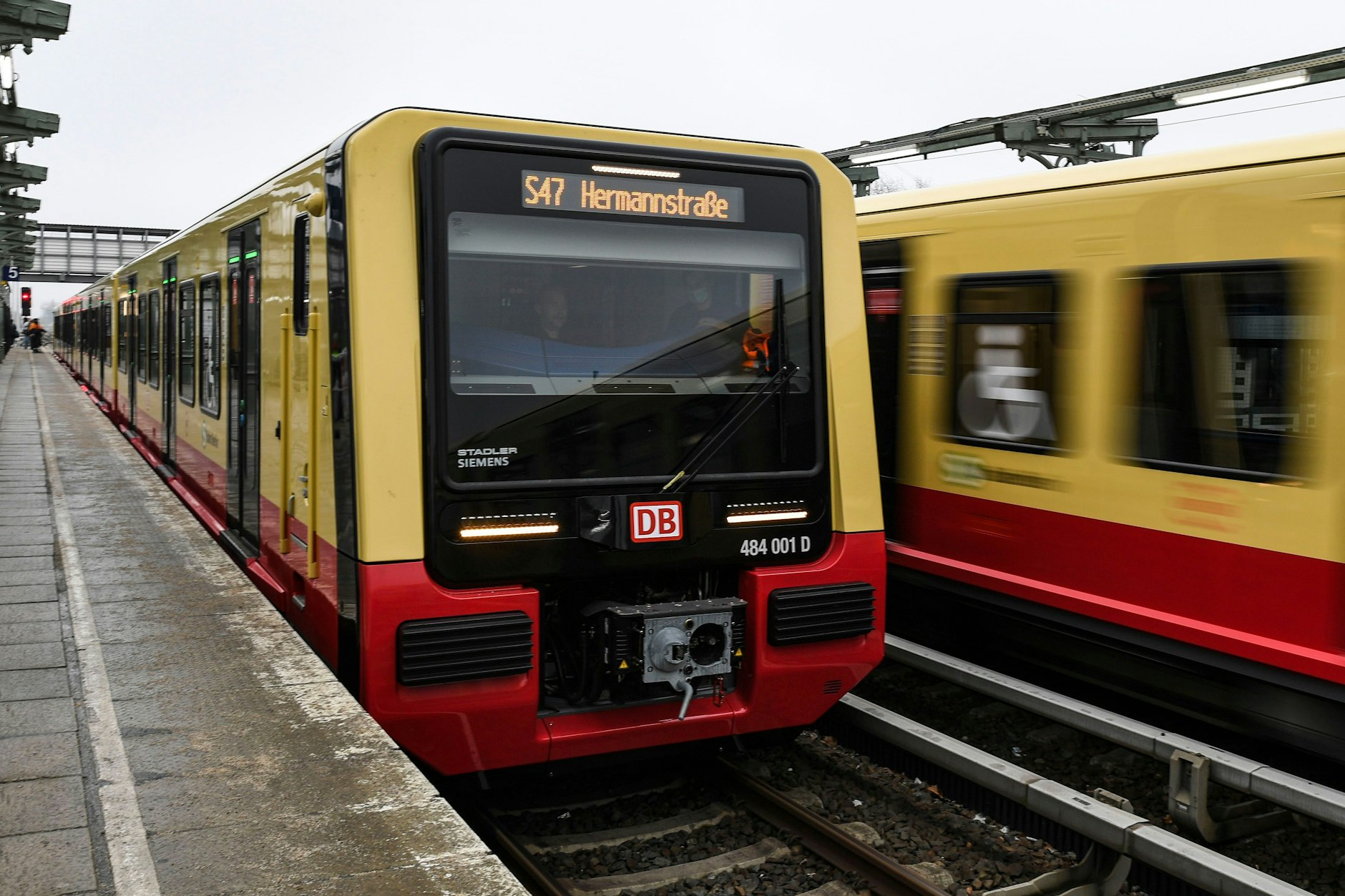 Die jüngste S-Bahn-Generation: Ein Zug der Baureihe 483/484 im Bahnhof Schöneweide. Hersteller sind Siemens und Stadler – sie wollen auch beim laufenden Vergabeverfahren mitbieten.