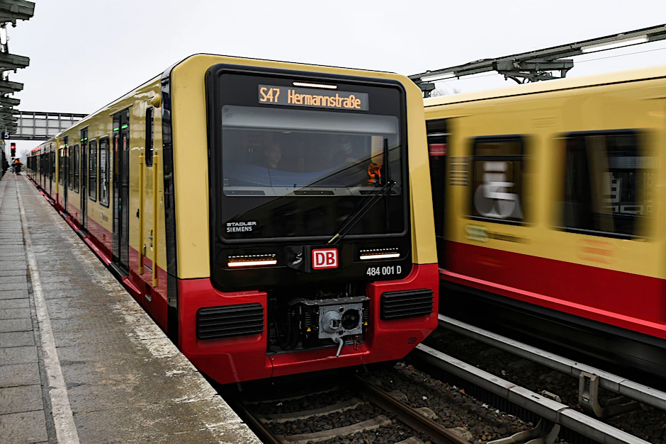 Die jüngste S-Bahn-Generation: Ein Zug der Baureihe 483/484 im Bahnhof Schöneweide. Hersteller sind Siemens und Stadler – sie wollen auch beim laufenden Vergabeverfahren mitbieten.