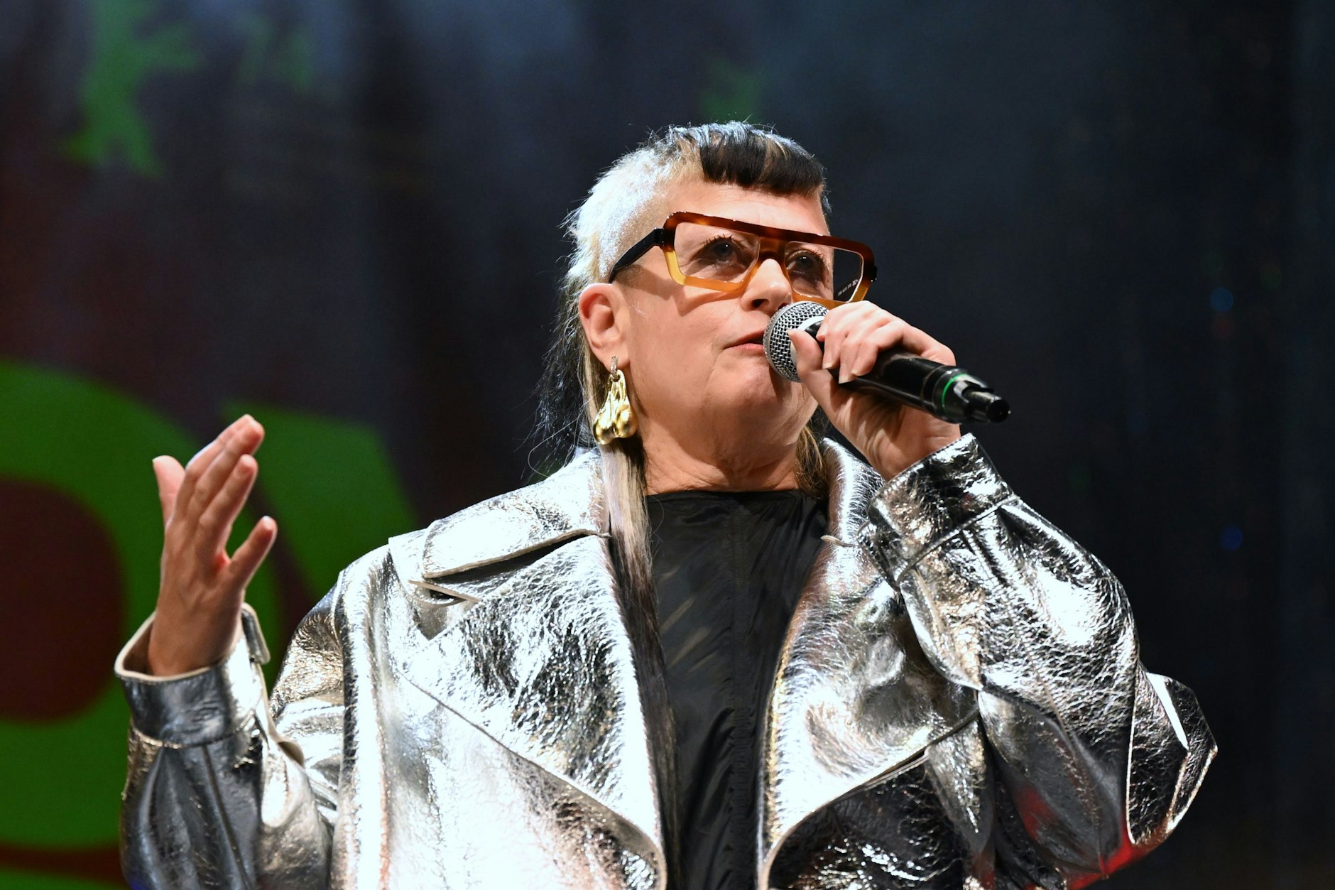 Die Berliner Musikerin Peaches freut sich bei der Verleihung der 38. Teddy Awards am Rande der Berlinale über die Auszeichnung in der Kategorie „bester Dokumentarfilm“.