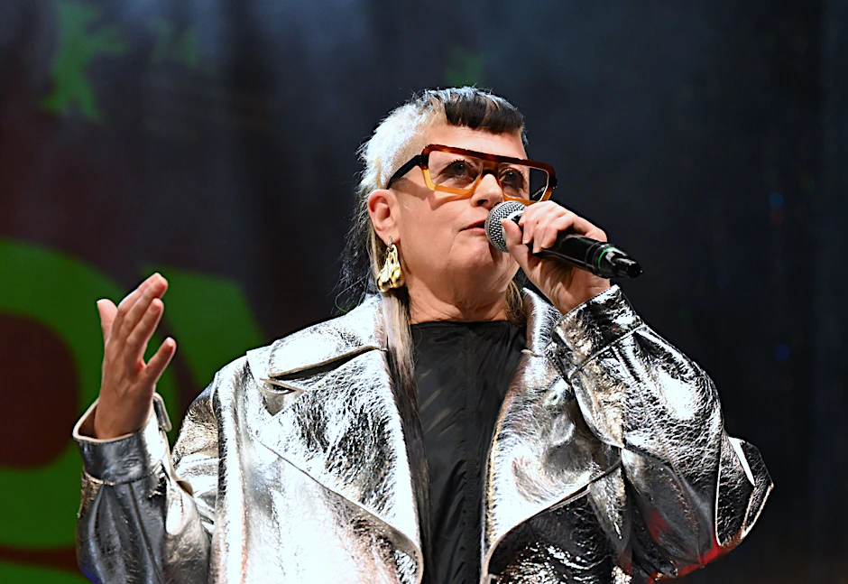 Die Berliner Musikerin Peaches freut sich bei der Verleihung der 38. Teddy Awards am Rande der Berlinale über die Auszeichnung in der Kategorie „bester Dokumentarfilm“.
