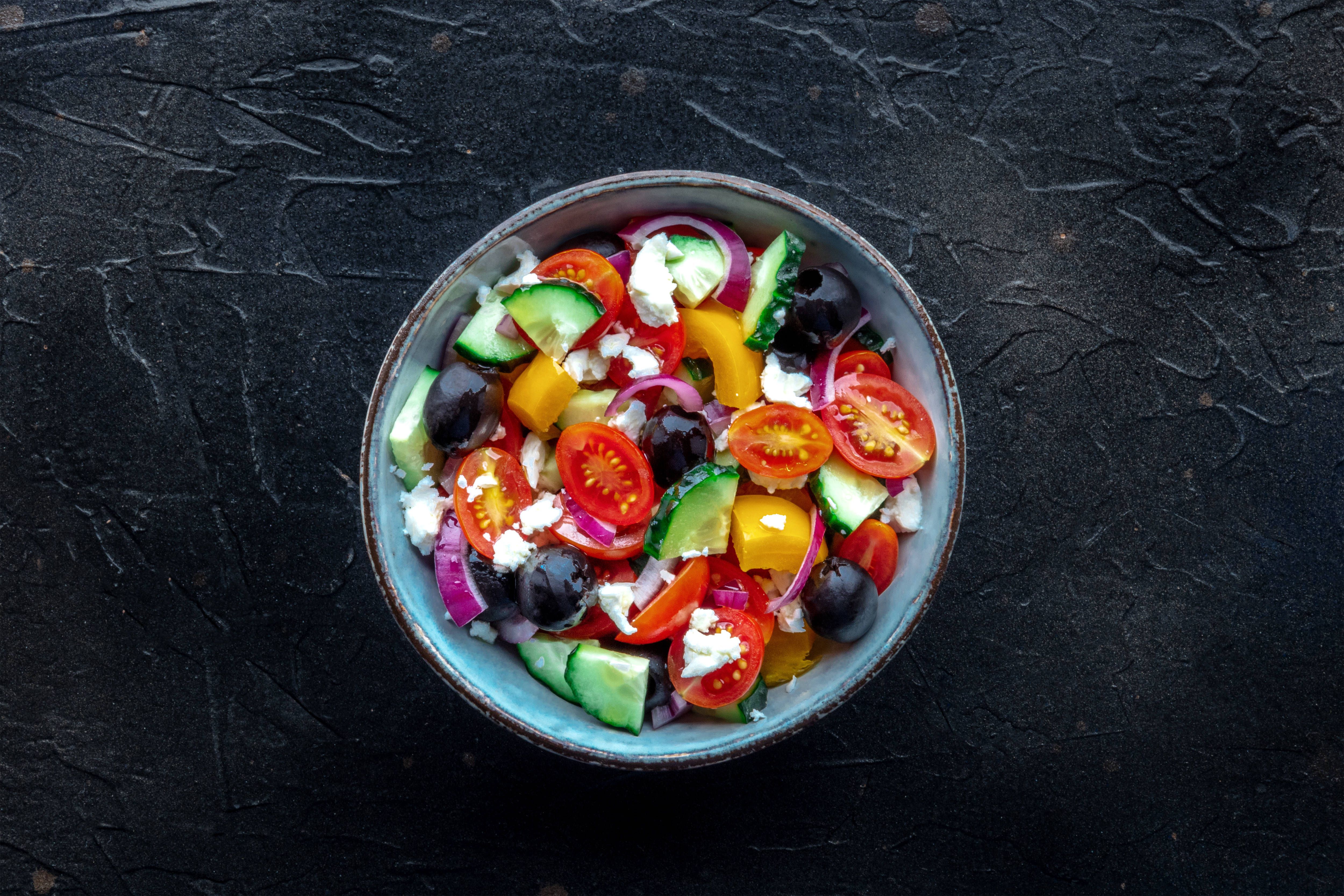 Gurken-Tomaten-Salat mit Feta: Einfaches Rezept für jede Gelegenheit