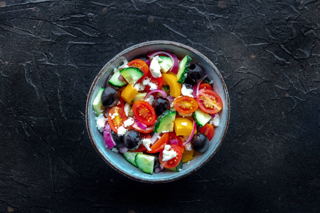Gurken-Tomaten-Salat mit Feta: Einfaches Rezept für jede Gelegenheit