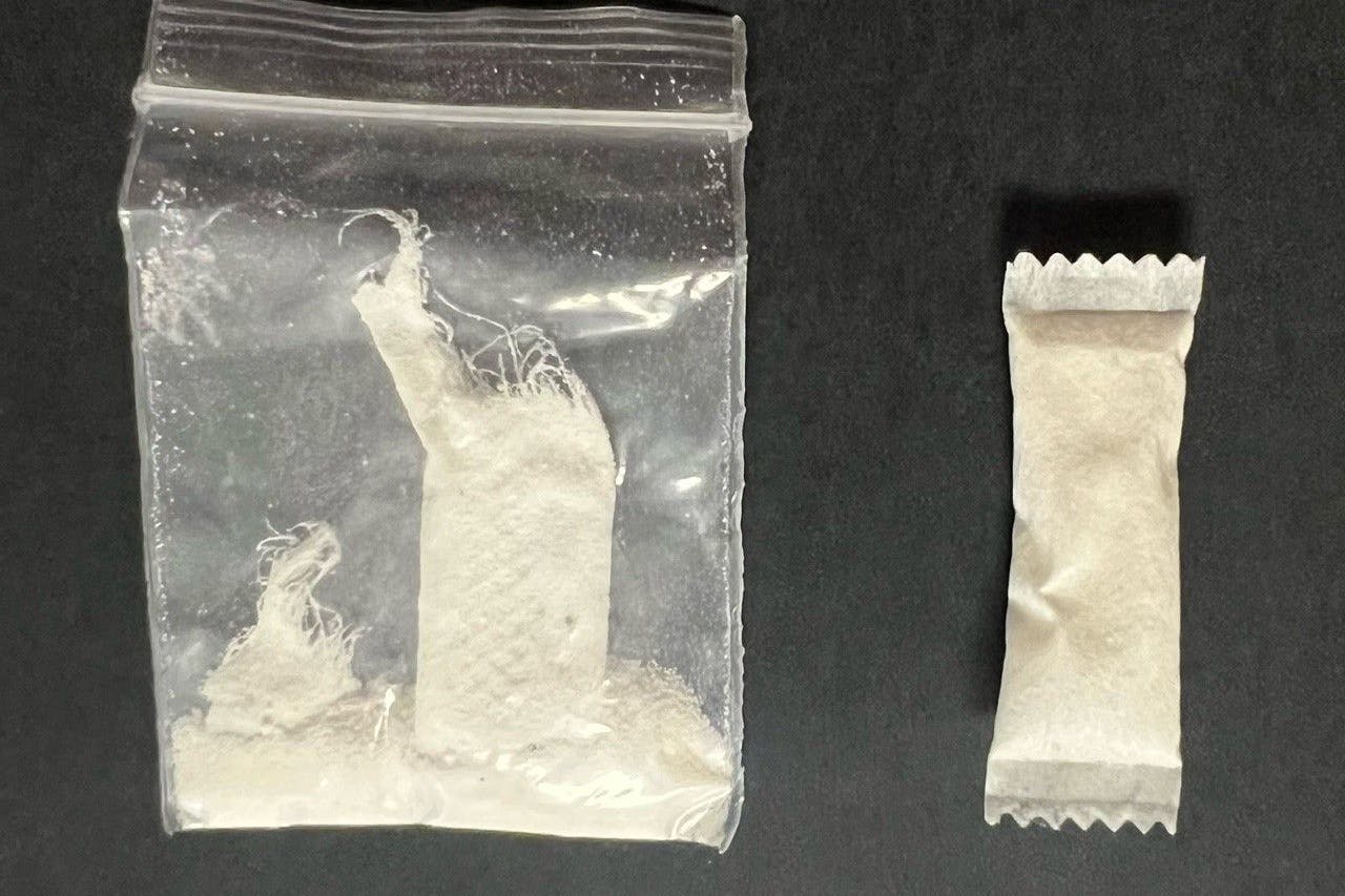 Mit diesem Foto warnt das Bezirksamt Köpenick vor sogenannten Pouches, einer neuen Droge, die unter Schülern sehr beliebt ist.