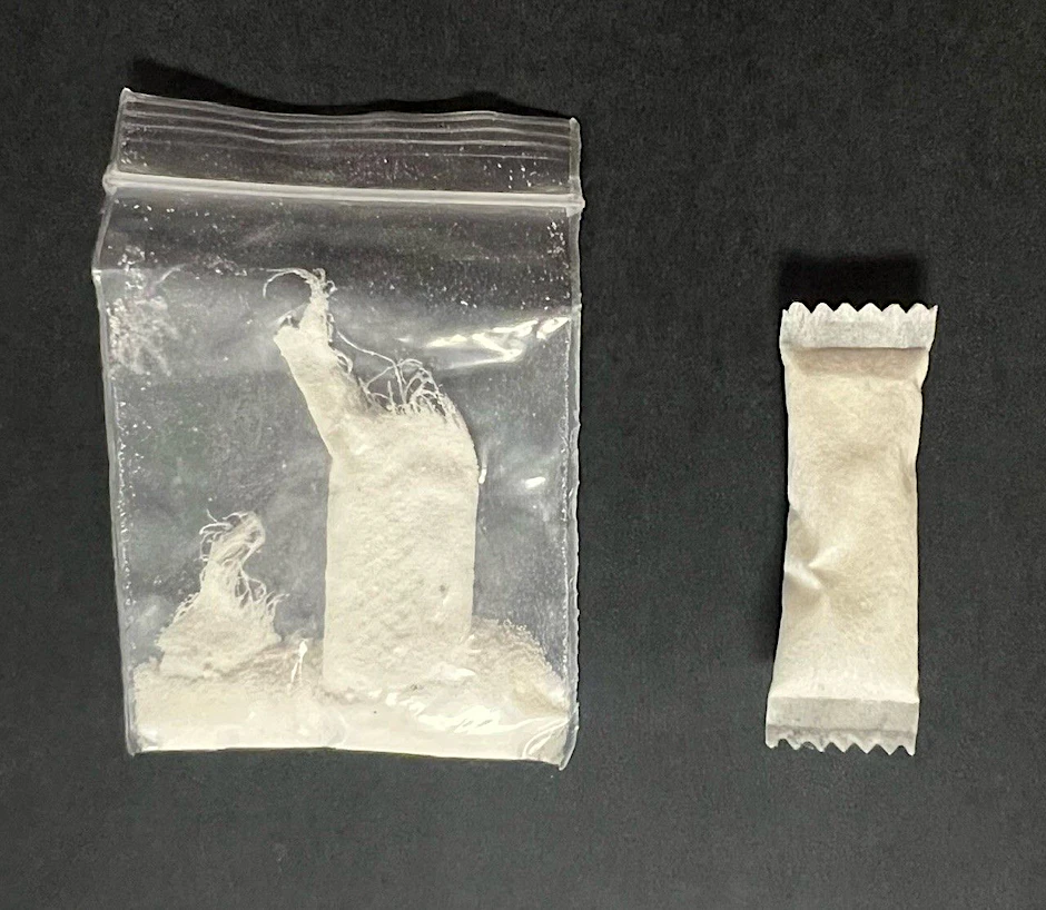 Mit diesem Foto warnt das Bezirksamt Köpenick vor sogenannten Pouches, einer neuen Droge, die unter Schülern sehr beliebt ist.