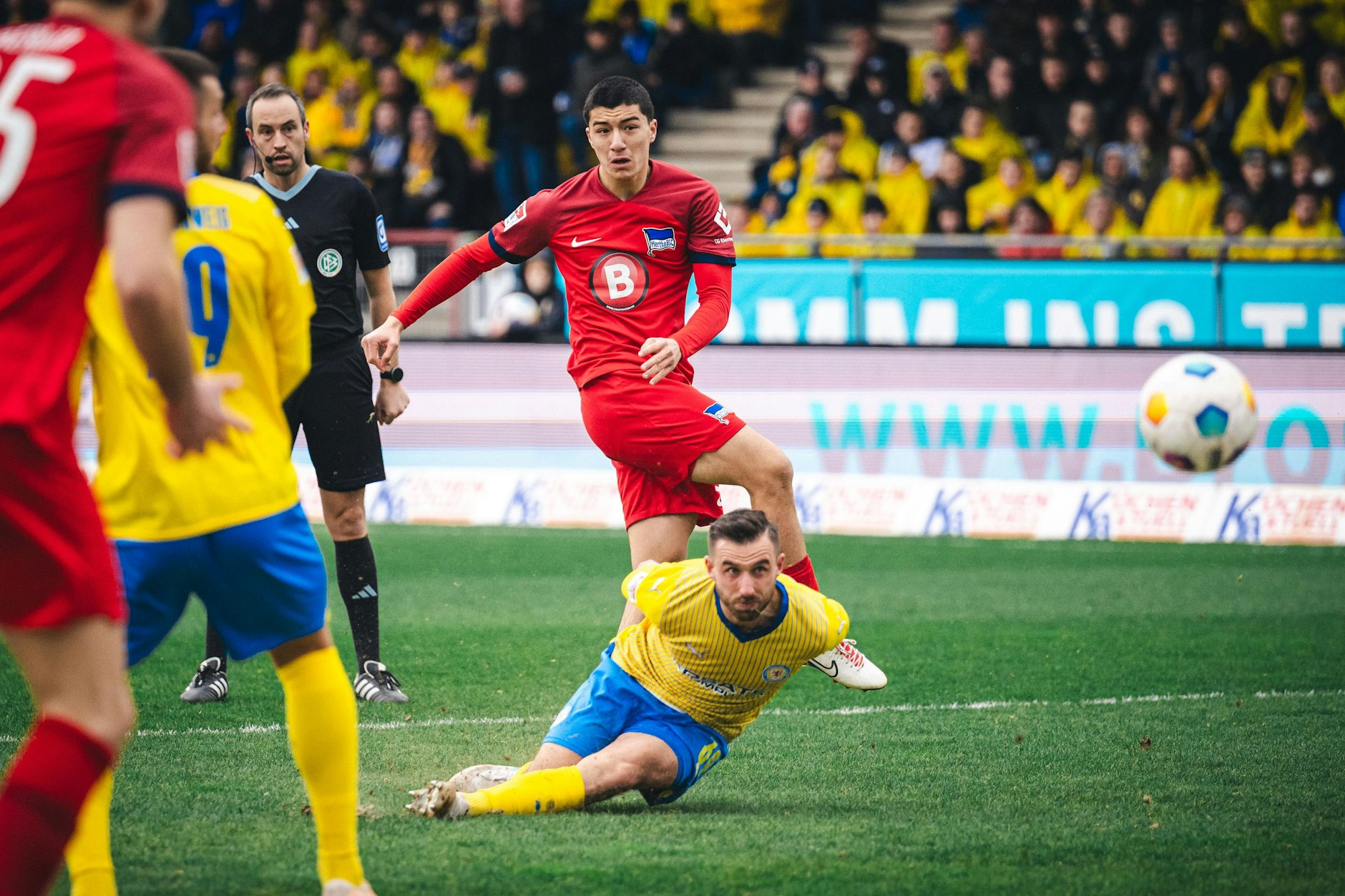 Ibrahim Maza zieht ab und trifft genau zum 1:1 für Hertha BSC bei Eintracht Braunschweig.