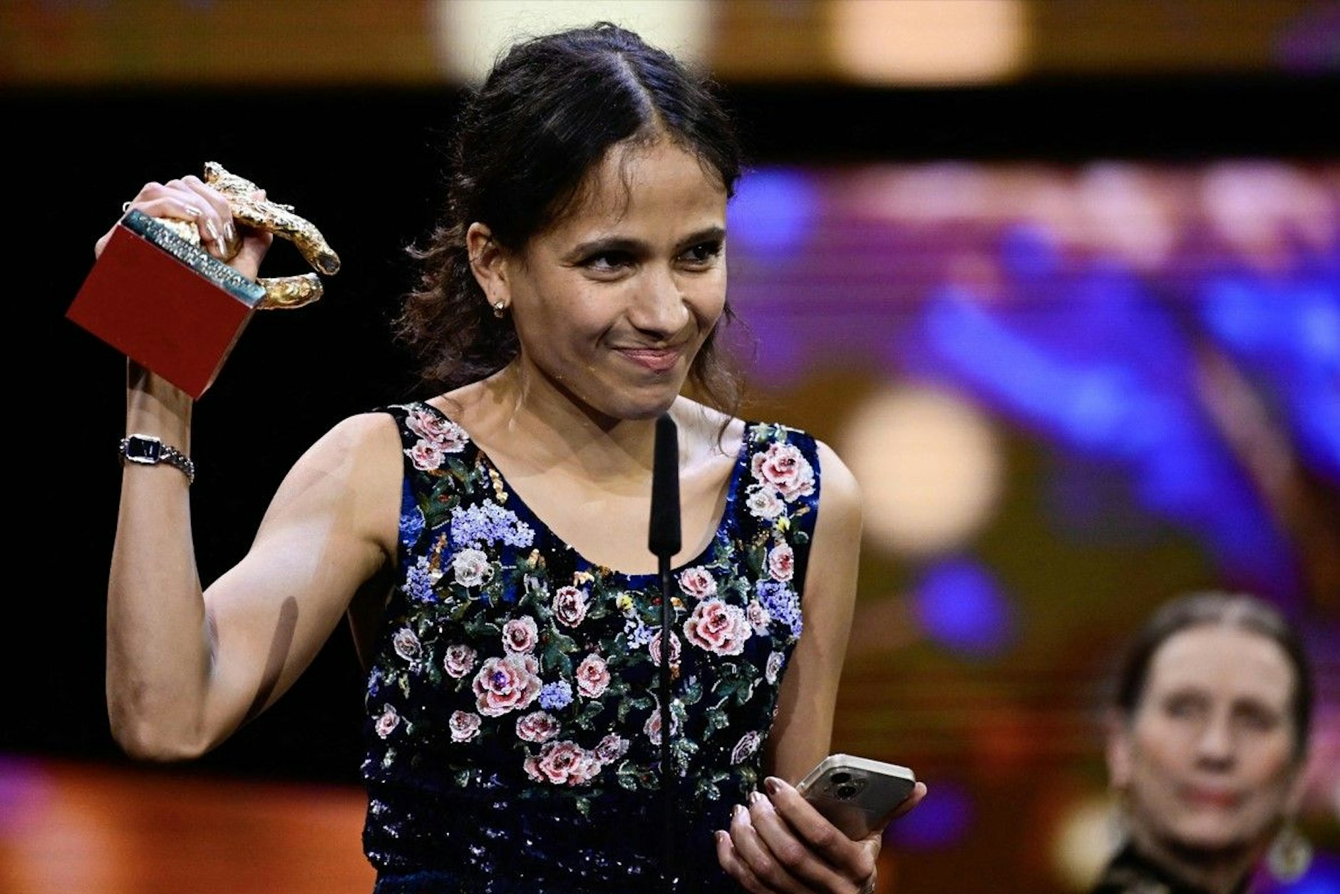 Der Dokumentarfilm „Dahomey“ der Regisseurin Mati Diop (Foto) hat den Goldenen Bären der Berlinale gewonnen.