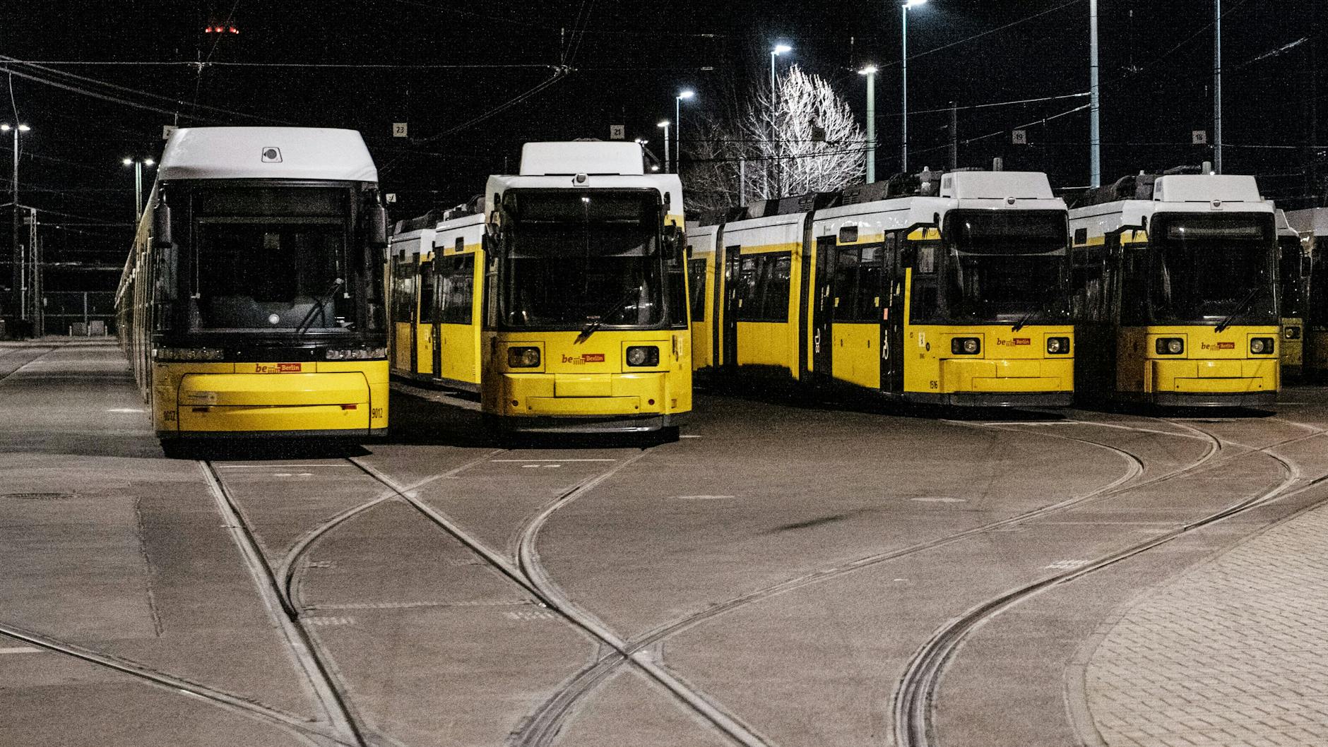Straßenbahnen stehen auf dem BVG-Betriebshof in Lichtenberg.