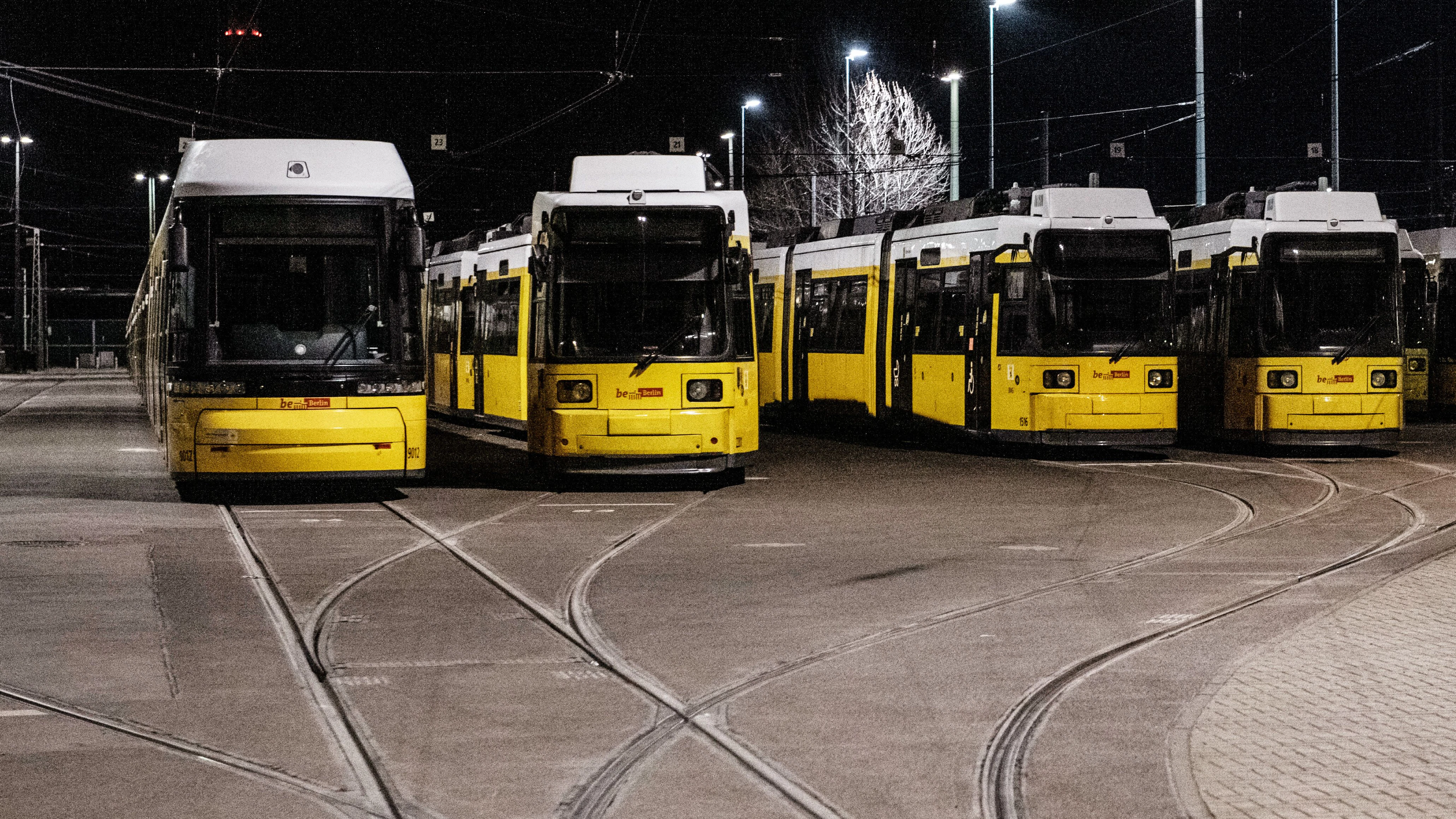 Straßenbahnen stehen auf dem BVG-Betriebshof in Lichtenberg.