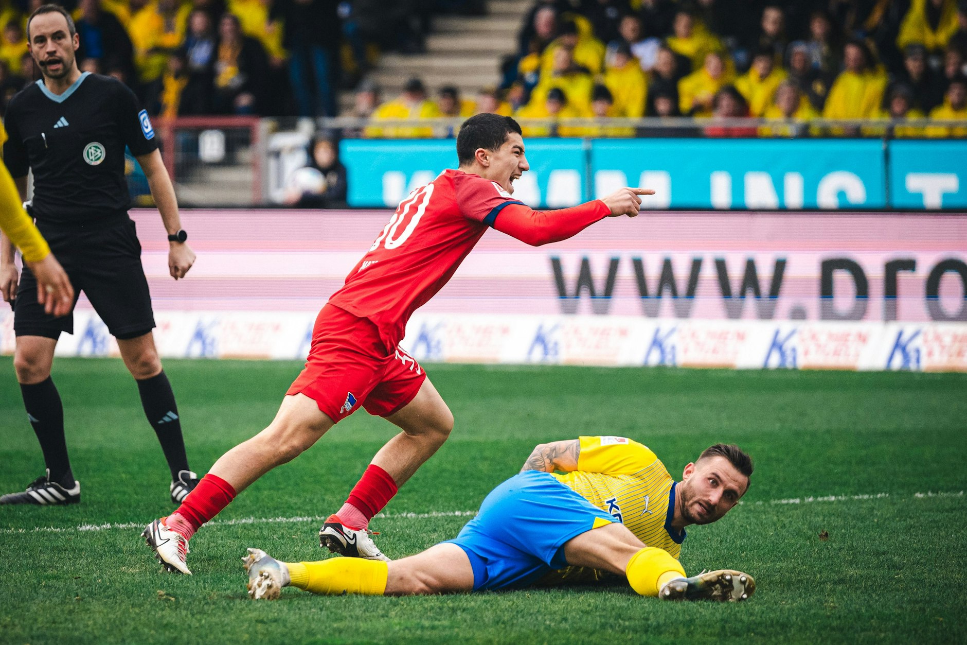 Herthas Superjuwel Ibrahim Maza jubelt über sein erstes Tor in der Zweiten Liga. Der Offensivkünstler rettete Hertha einen Punkt in Braunschweig.