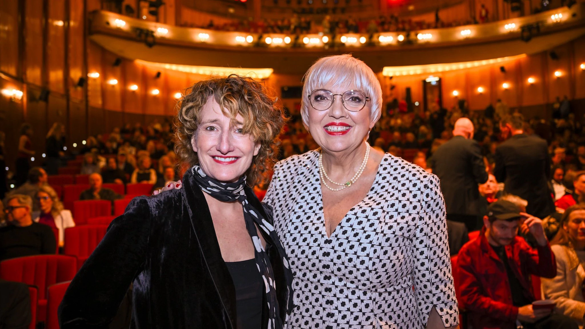 Kulturstaatsministerin Claudia Roth (r.) zeigte sich beim Teddy-Award mit Tricia Tuttle, der künftigen Chefin der Berlinale.