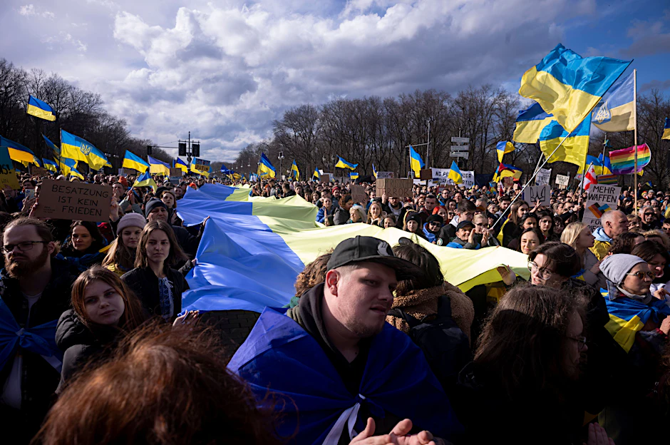 Berlin: Demonstranten halten eine riesige ukrainische Flagge während der Demonstration gegen den russischen Krieg in der Ukraine.