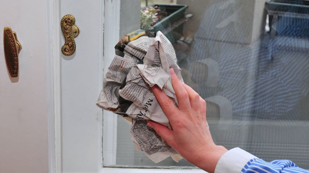 Mit Zeitungspapier gelingt das Fensterputzen ohne Schlieren.