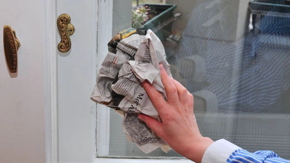 Mit Zeitungspapier gelingt das Fensterputzen ohne Schlieren.