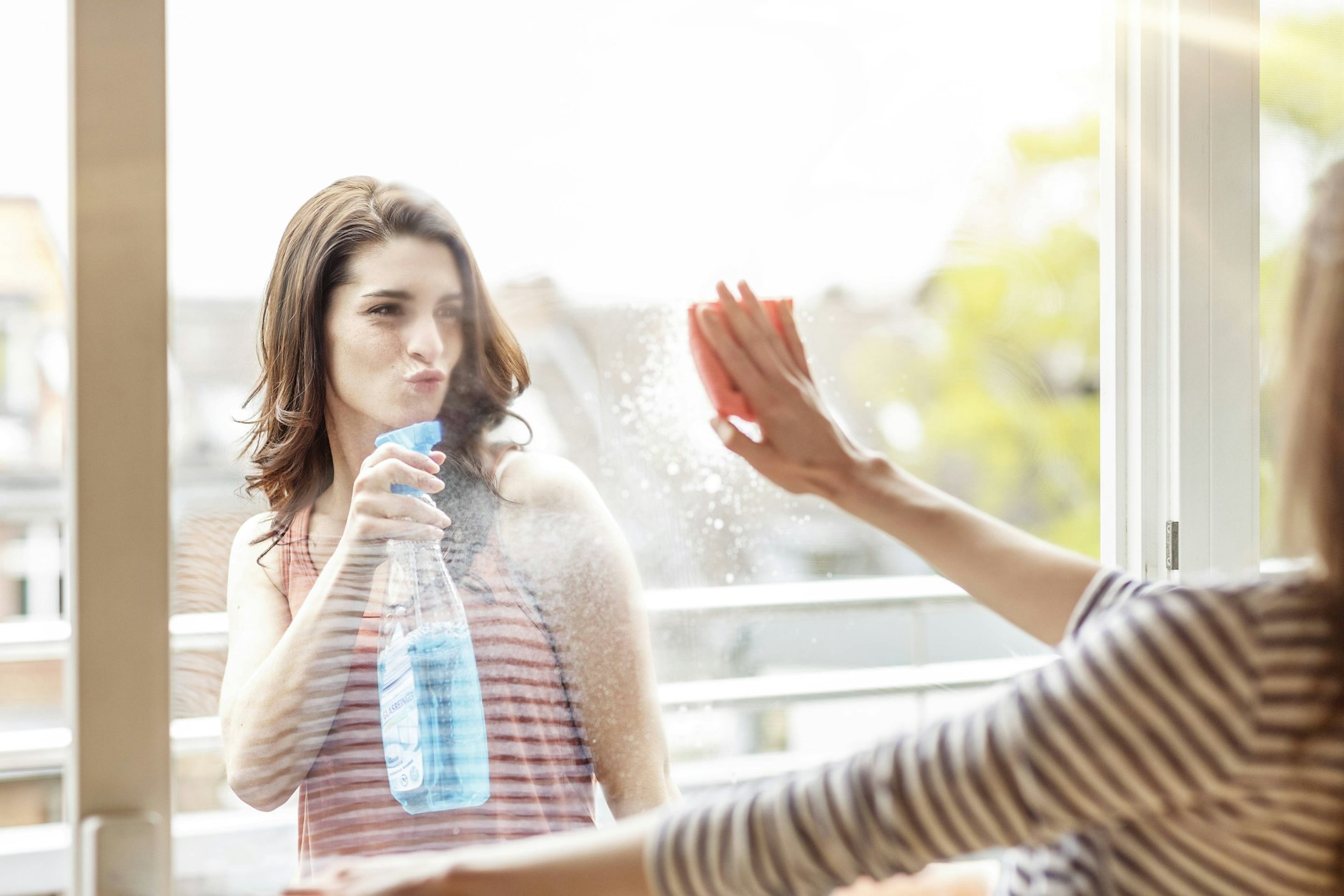 Fenster putzen ohne Schlieren? Mit den richtigen Hausmitteln gelingt es im Handumdrehen.