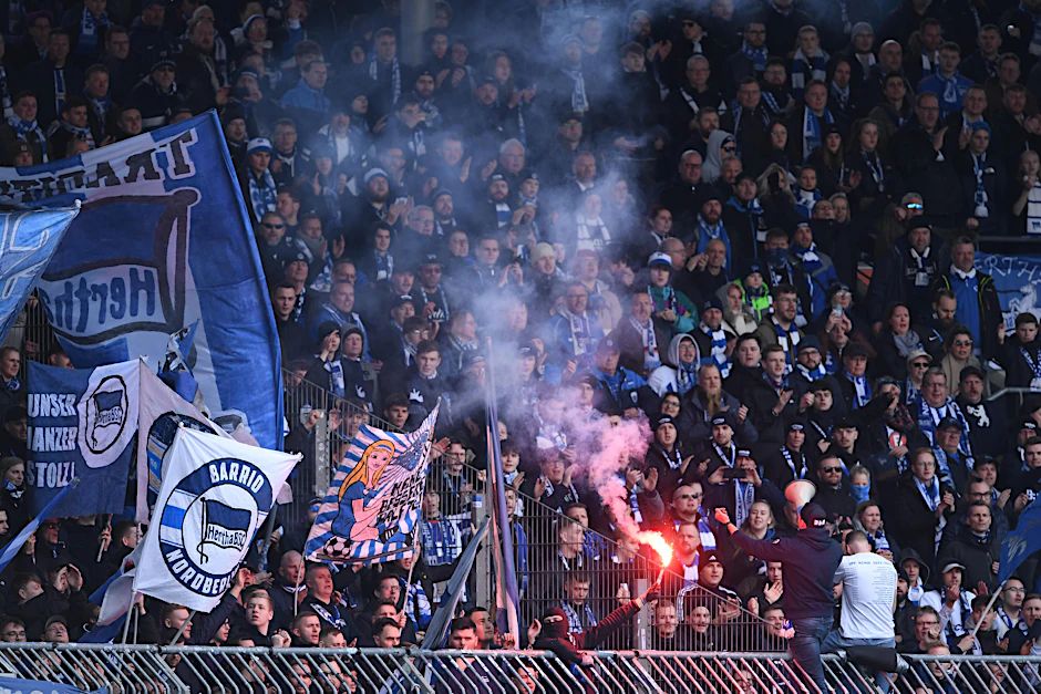 Fans von Hertha BSC zünden beim Spiel gegen Eintracht Braunschweig Pyrotechnik.&nbsp;