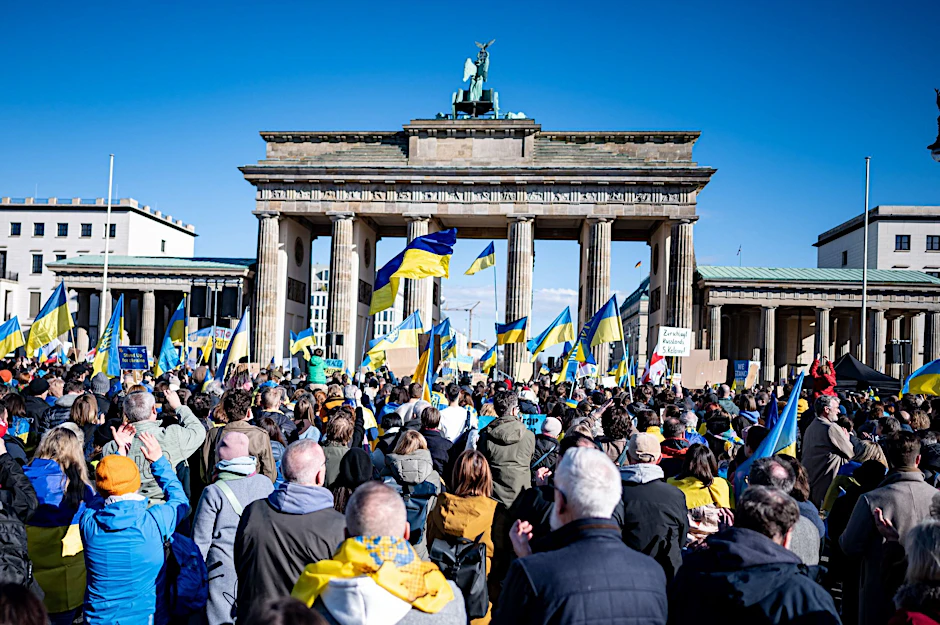 Tausende Menschen versammelten sich am Brandenburger Tor zur Ukraine-Demo in Berlin. 