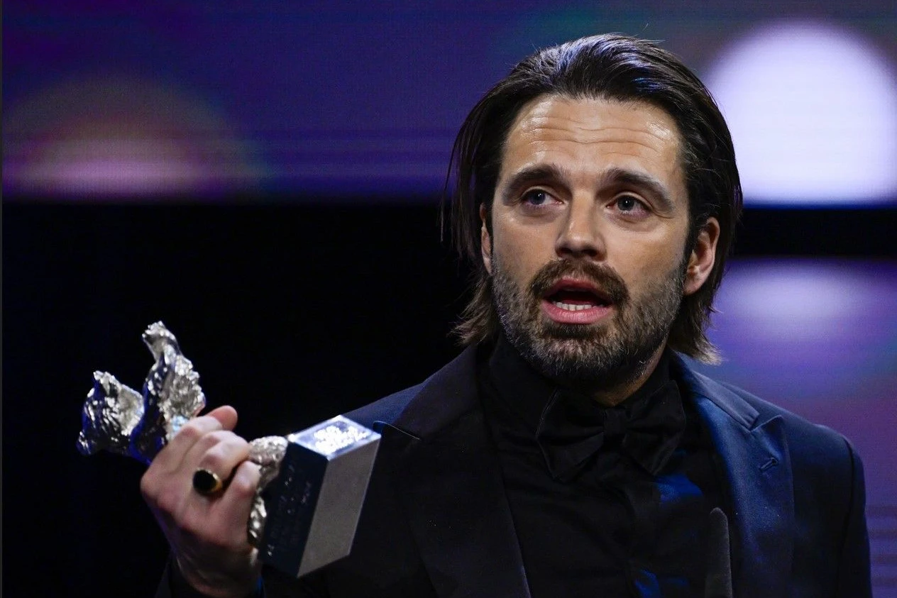 Berlinale 2024: Sebastian Stan nimmt seinen Silbernen Bären entgegen.