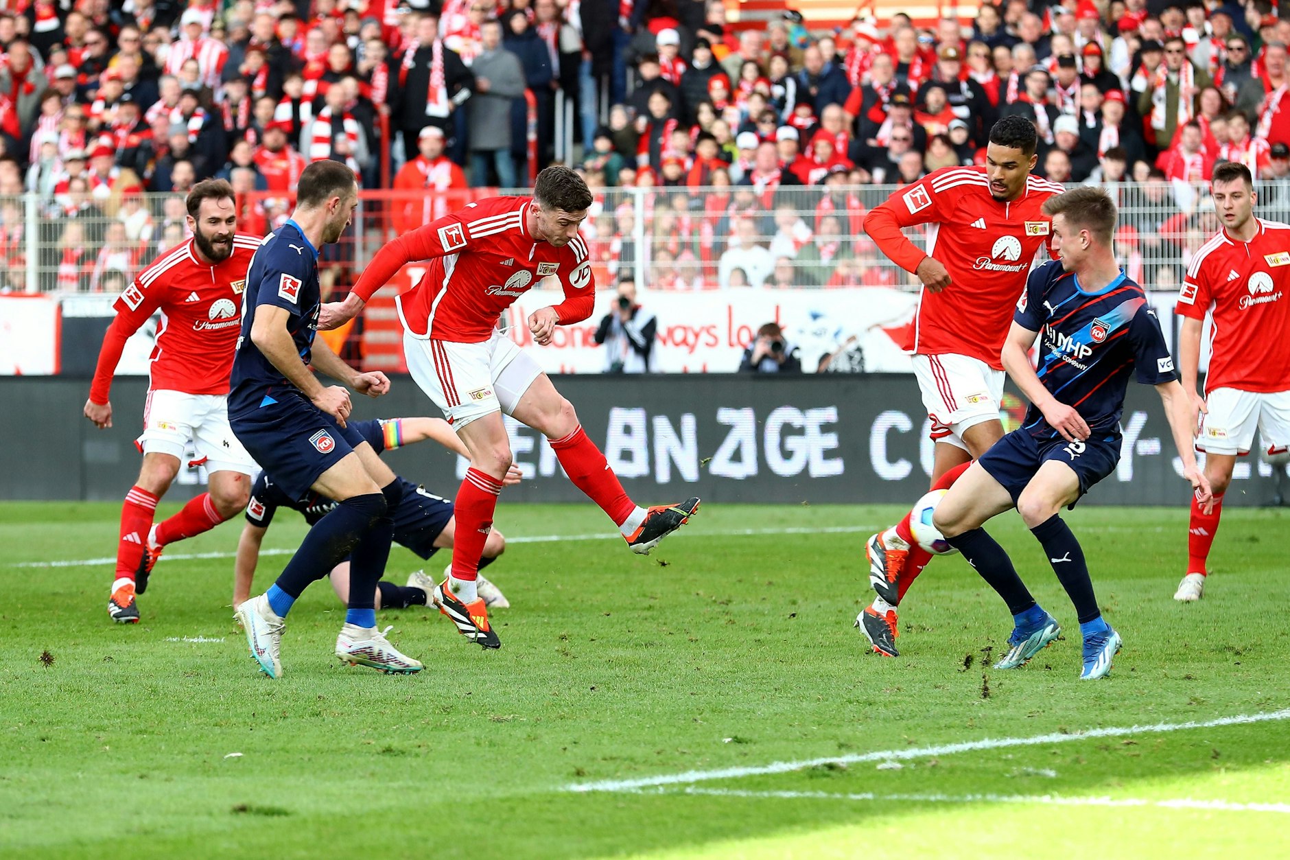 Unions Robin Gosens trifft per Außenrist zum 1:1 gegen den FC Heidenheim.