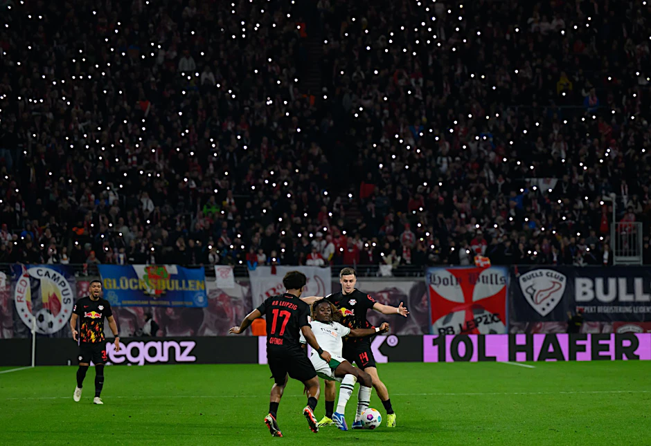 Das Spiel zwischen Leipzig und Mönchengladbach wurde von zwei Todesfällen in der Fanszene überschattet.  
