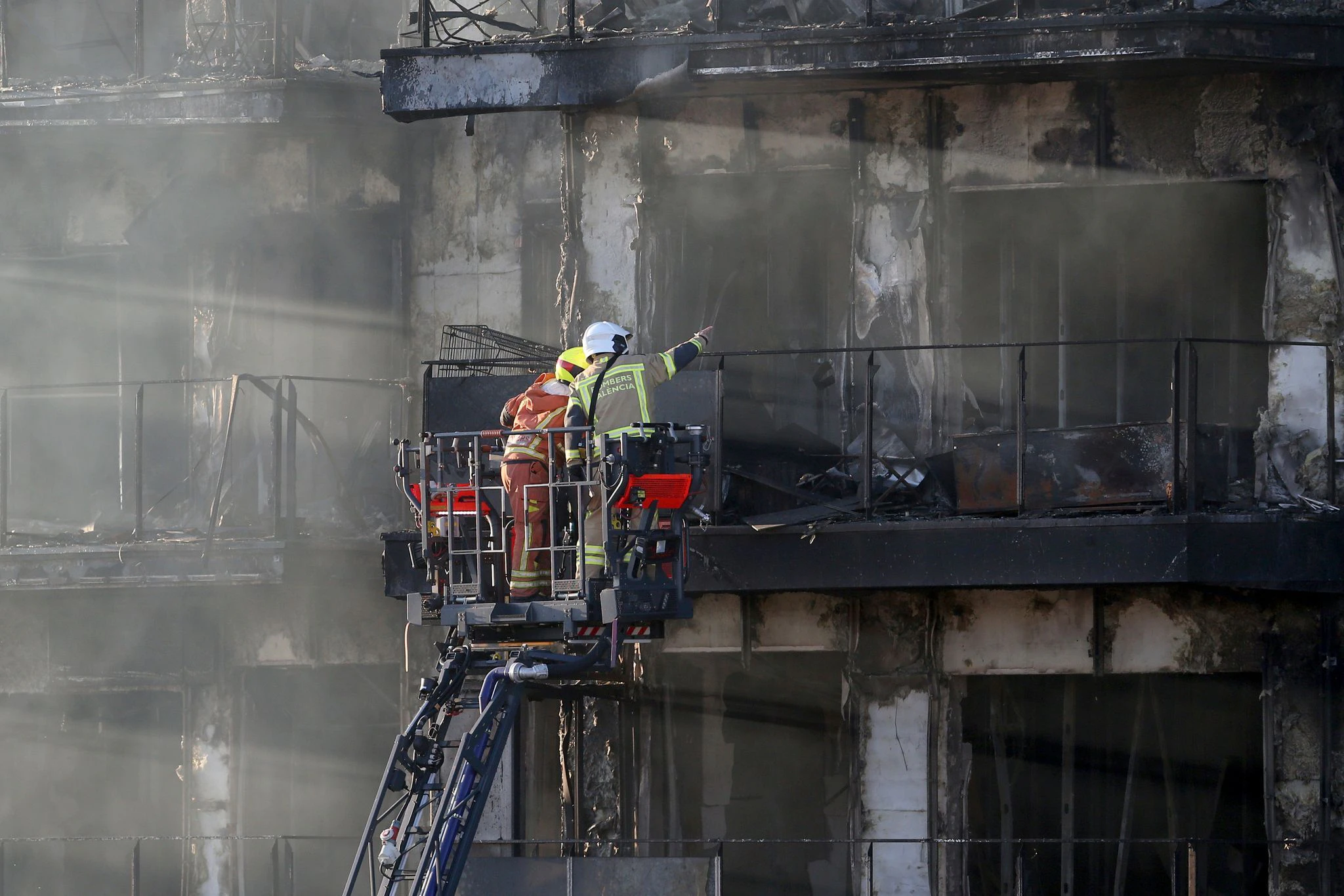 Feuerwehrleute bei den Löscharbeiten.  