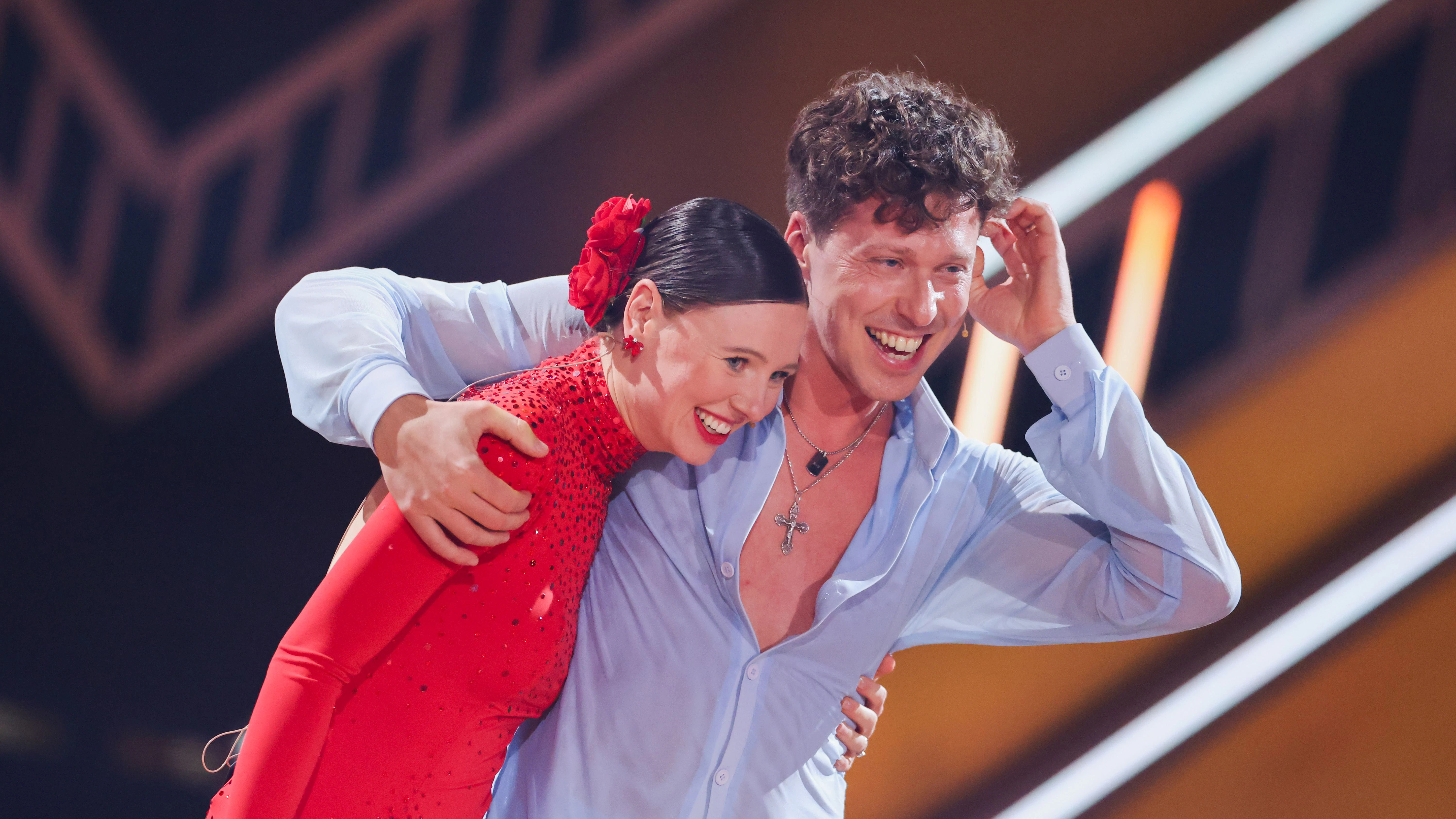 In der ersten Show von „Let’s Dance“ 2024 stürzte Influencerin Ann-Kathrin Bendixen. Bei der Bekanntgabe ihres Profis Valentin Lusin konnte sie aber schon wieder lachen.