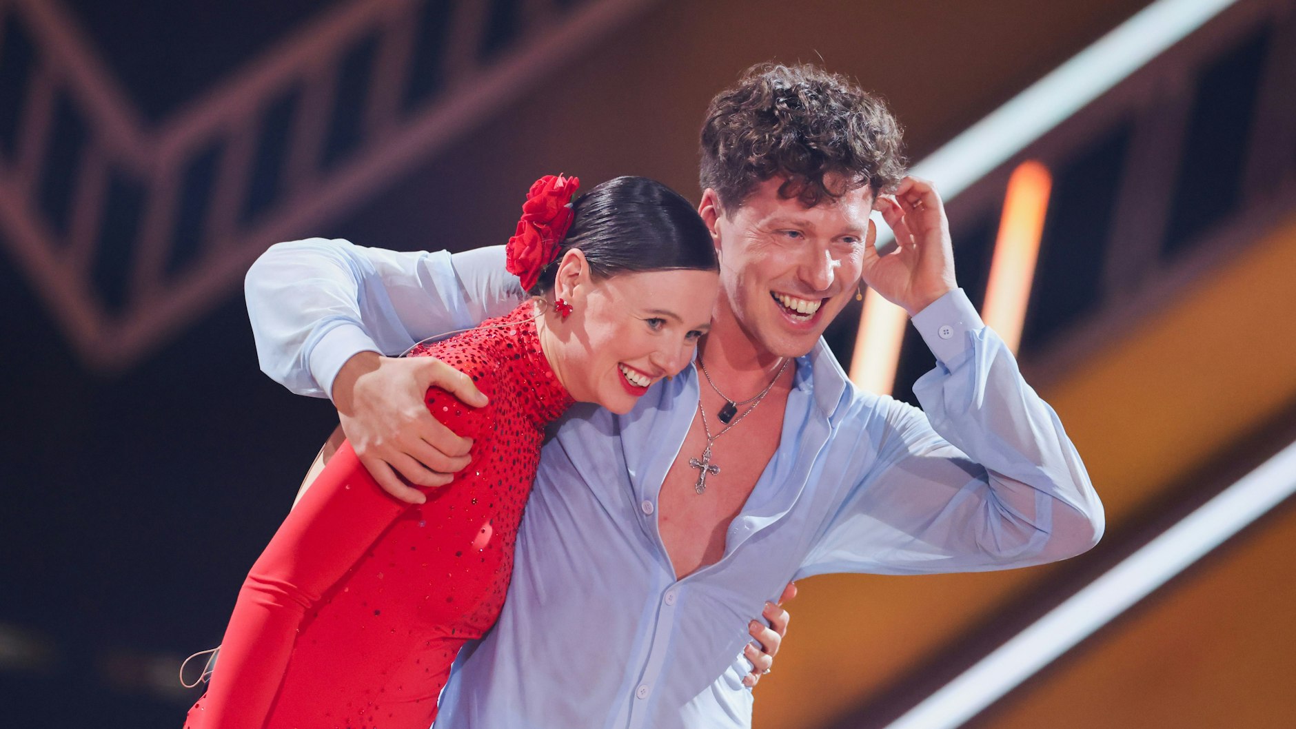 In der ersten Show von „Let’s Dance“ 2024 stürzte Influencerin Ann-Kathrin Bendixen. Bei der Bekanntgabe ihres Profis Valentin Lusin konnte sie aber schon wieder lachen.