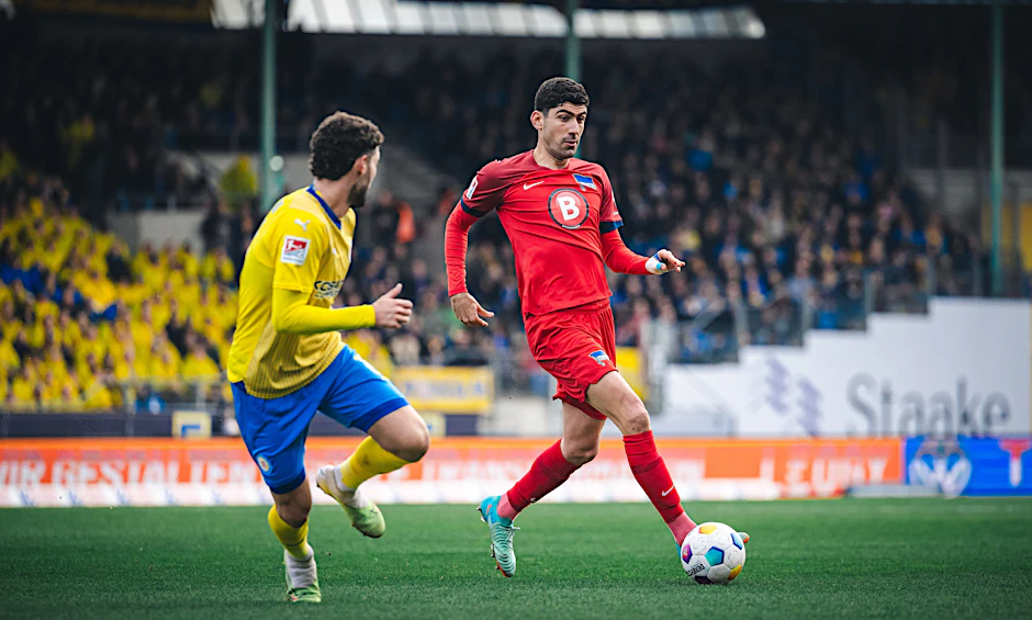 Andreas Bouchalakis (r.) leitete mit seinem Fehlpass das 0:1 ein – nicht sein erster Fehler im Trikot von Hertha BSC.