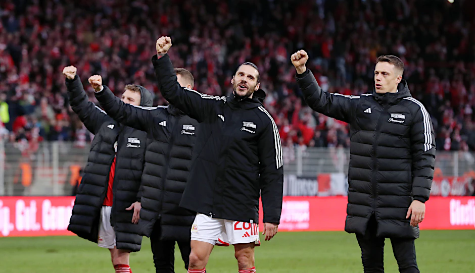 Hoch die Fäuste! Christopher Trimmel (M.) ist ganz beseelt vom Ständchen der Fans zu seinem Geburtstag, Alexander Schwolow (r.) eher innerlich berührt.