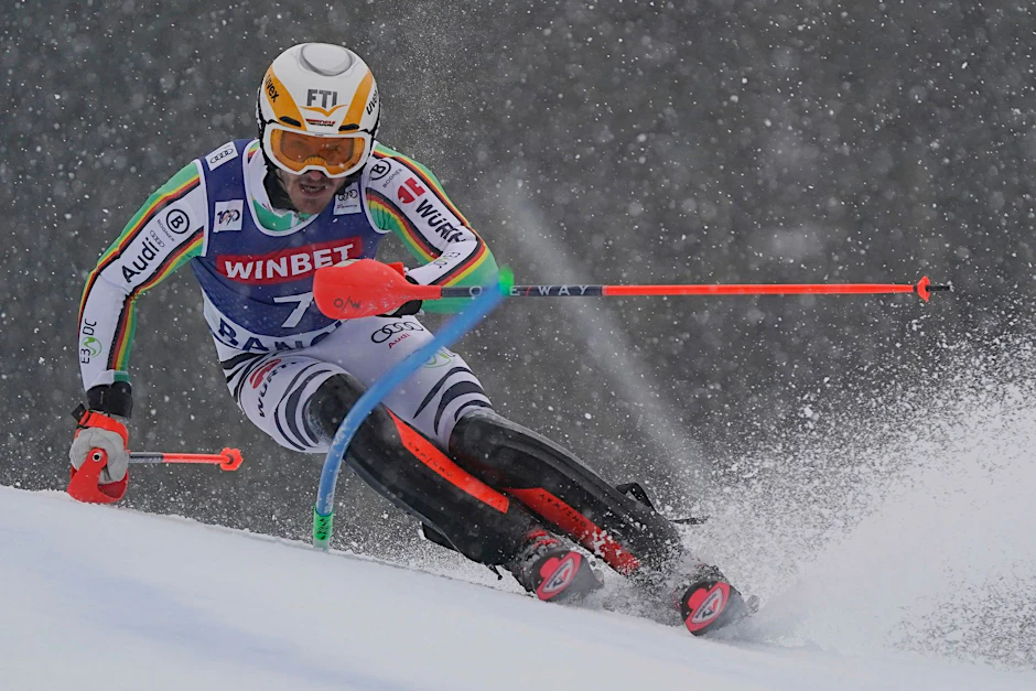 Linus Straßer im regnerischen Bansko in Aktion.  
