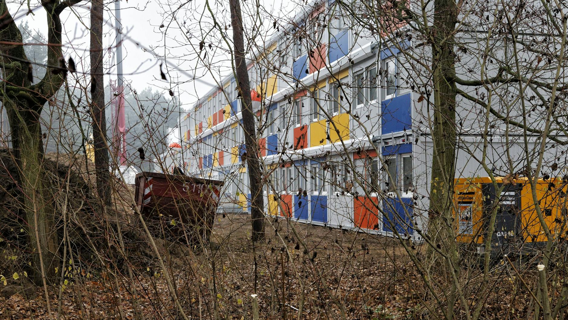 In Köpenick suchen fast 400 Flüchtlinge aus dem Containerdorf in der Alfred-Randt-Straße ein neues Zuhause.