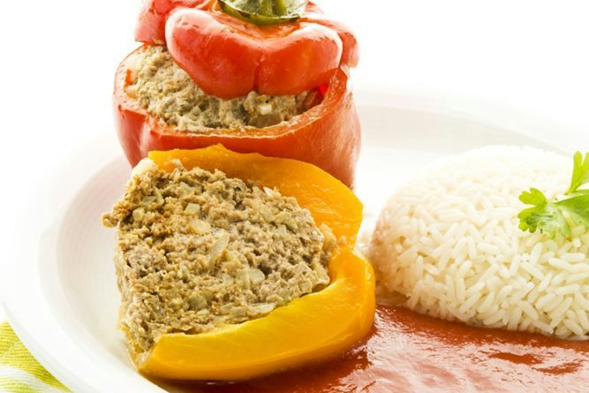 Probieren Sie das Rezept für gefüllte Paprikaschoten gleich mal aus.